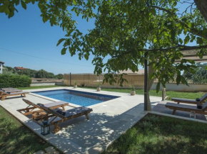 Cozy Villa in Peroj with Pool and Parasol